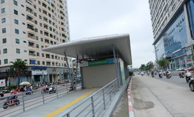 Hà Nội: Tổ chức giao thông cho tuyến xe buýt nhanh Nhà chờ và đường bê tông dành riêng của buýt nhanh BRT đoạn đi trên đường Lê Văn Lương.