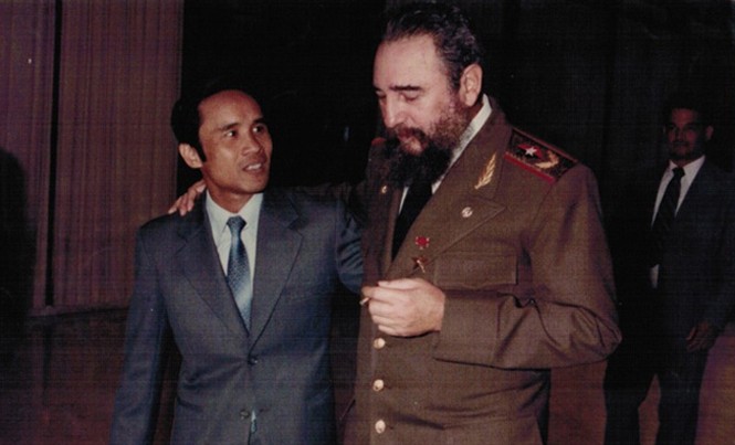 Chuyện ít biết về người phiên dịch Việt Nam của Fidel Castro Ông Nguyễn Đình Bin và Lãnh tụ Cuba Fidel Castro.
