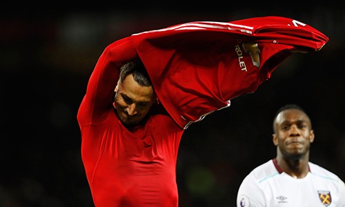 Hòa West Ham, Man Utd lại san bằng một kỷ lục cũ Ibrahimovic vẫn ghi bàn, nhưng không đủ giúp đội của anh tìm lại niềm vui chiến thắng trên sân nhà tại Ngoại hạng Anh. Ảnh: Reuters.