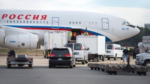 Máy bay chở 35 nhà ngoại giao Nga bị trục xuất rời Mỹ Máy bay Nga đến đón các nhà ngoại giao và gia đình. Ảnh: RTE.
