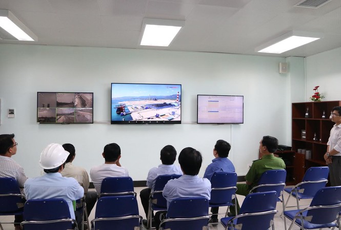 EVN mở cửa nhà máy nhiệt điện để người dân giám sát Người dân cùng tham gia giám sát công tác bảo vệ môi trường ở nhà máy nhiệt điện Vĩnh Tân.