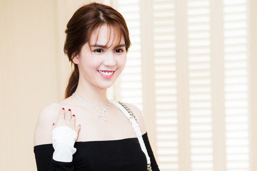 Ngọc Trinh xin phép bạn trai mua sim chục tỷ đồng Người đẹp khoe bộ trang sức kim cương mới do bạn trai tặng dịp Giáng sinh vừa qua.