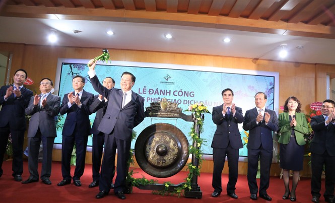 5 nhiệm vụ Bộ trưởng giao cho ngành chứng khoán Bộ trưởng Tài chính Đinh Tiến Dũng đánh cồng khai trương phiên giao dịch đầu năm 2017 TTCK. Ảnh: Duy Thái.