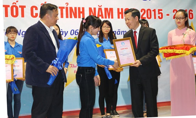 Tuyên dương 80 sinh viên 5 tốt “Sinh viên 5 tốt “ là danh hiệu cao quý dành tặng cho các sinh viên có thành tích xuất sắc trong học tập, nghiên cứu khoa học.