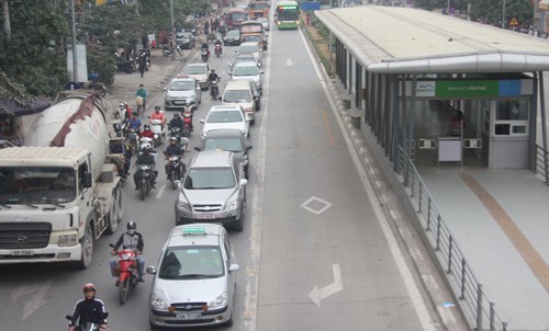 Hà Nội sẽ mở thêm tuyến buýt nhanh Kim Mã - Hòa Lạc Đa số các phương tiện giao thông đã đi đúng làn, nhường đường cho xe buýt nhanh. Ảnh: Võ Hải.