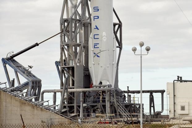 Space X sẽ tiến hành vụ phóng vệ tinh vào ngày 9/1 Space X chuẩn bị cho vụ phóng vệ tinh mới. Nguồn: Livemint.