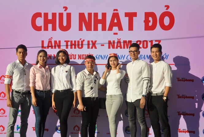 Không khí náo nhiệt trong ngày hội Chủ nhật Đỏ tại TP. HCM Dàn văn nghệ sỹ, người mẫu trước giờ khai mạc.
