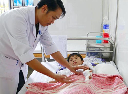 Tự chế pháo bằng diêm, bé trai 8 tuổi bị nổ dập tay Bệnh nhân Quyết được chăm sóc, điều trị tại bệnh viện.