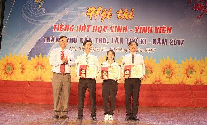 Tuyên dương 77 'sinh viên 5 tốt' thành phố Cần Thơ Đ/c Lê Văn Tâm, UVBTV Thành ủy, Phó Chủ tịch Thường trực UBND TP Cần Thơ trao thưởng “Sao tháng giêng” cho các sinh viên.