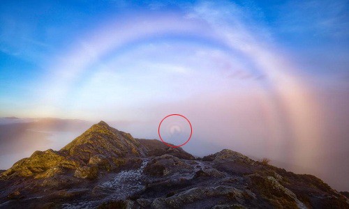 'Bóng ma' giữa cầu vồng sương mù ở Scotland Hình ảnh "bóng ma" (vòng tròn đỏ) xuất hiện trên cầu vồng sương mù ở Scotland. Ảnh: SWNS.