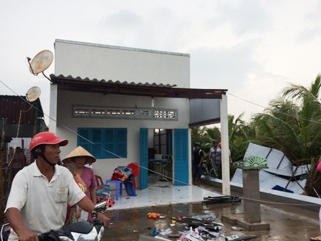 Lốc xoáy bất thường tấn công, nhà dân tan tác Lốc xoáy bất thường kèm mưa lớn làm hư hại nhiều căn nhà dân.