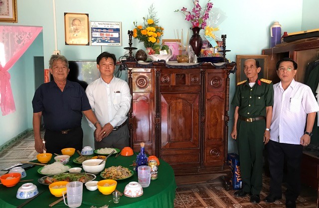 Ngày giỗ đặc biệt của các chiến sỹ đánh Dinh Độc Lập Tết Mậu Thân 1968 Mọi năm, đúng mùng 1 Tết, ông Bảy Hôn (bên trái ngoài cùng) đều cùng đồng đội tổ chức đám giỗ cho những người đã hy sinh và mất trong thời bình.