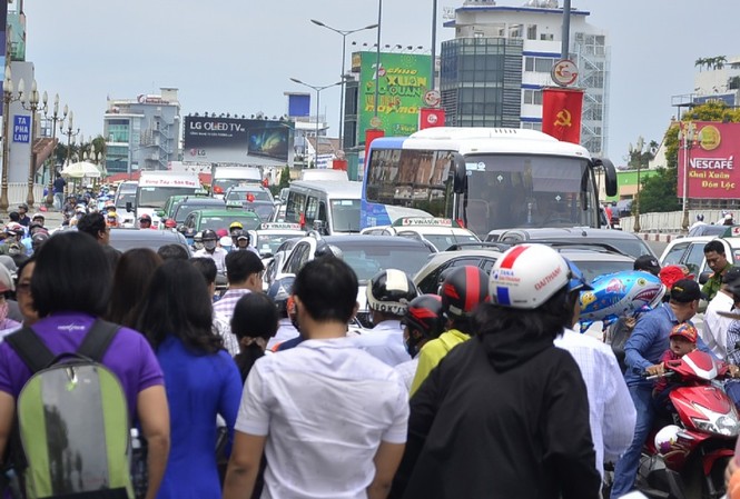 Dòng người lễ chùa Vĩnh Nghiêm quá đông, giao thông ùn tắc cả km Lưu thông hướng từ Sân bay Tân Sơn Nhất về quận 1 người tham giao thông phải nhích từng chút một.