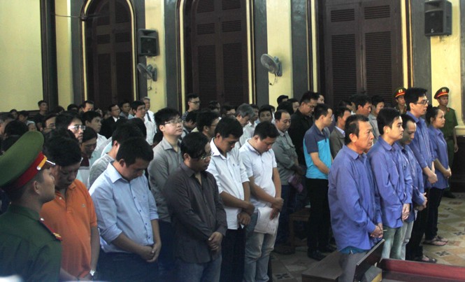 Đường dây đánh bạc trăm tỷ của 'trùm' người Singapore hầu tòa Các bị cáo trong đường dây đánh bạc trăm tỷ hầu tòa. Ảnh: Tân Châu.