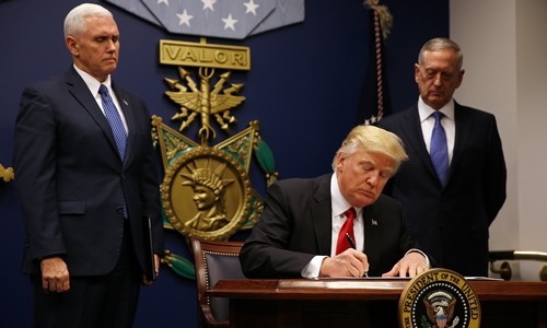 Tổng thống Trump ra sắc lệnh cấm nhập cảnh mới Tổng thống Donald Trump ký sắc lệnh cấm nhập cảnh lần đầu ngày 27/1. Ảnh: Reuters.