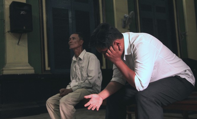 Nguyên cán bộ công an nhận án tù vì làm giả quyết định đình nã Nguyên trinh sát CA quận Tân Bình Trần Hữu Trọng (phải sang) tại tòa. Ảnh: Tân Châu.