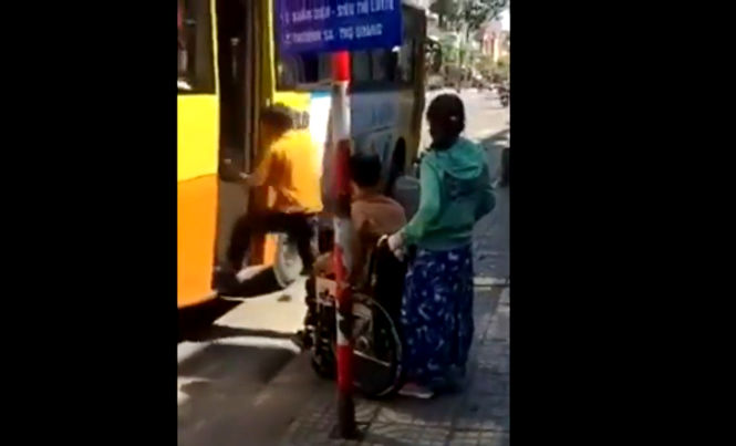 Kỷ luật tài xế và nhân viên xe buýt từ chối chở người khuyết tật Phụ xe quay đi, không đón người khuyết tật lên xe.