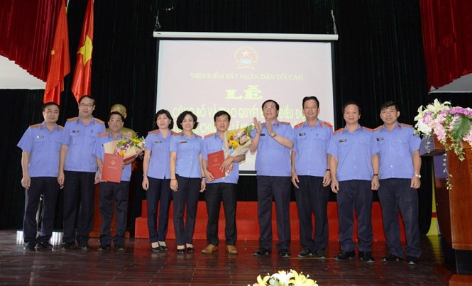 Văn phòng VKSND Tối cao tại TPHCM có trưởng đại diện mới Ông Nguyễn Hải Phong, Phó Viện trưởng thường trực VKSND Tối cao trao quyết định bổ nhiệm. Ảnh: Phi Sơn.
