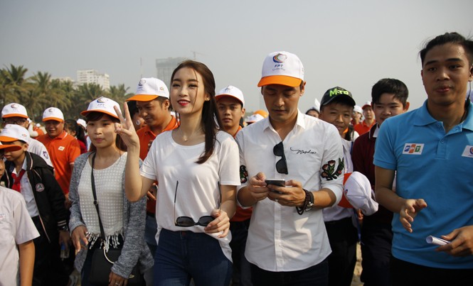 Hoa hậu Đỗ Mỹ Linh tham gia các hoạt động ngày vì cộng đồng tại Đà Nẵng Hoa hậu Đỗ Mỹ Linh tham gia chương trình đi bộ.