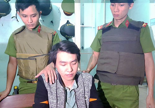 Thanh niên hoang tưởng đi cướp ngân hàng 'cho vui' Phan Văn Hoàng bị Cảnh sát cơ động 113 quận Sơn Trà giải về trụ sở.