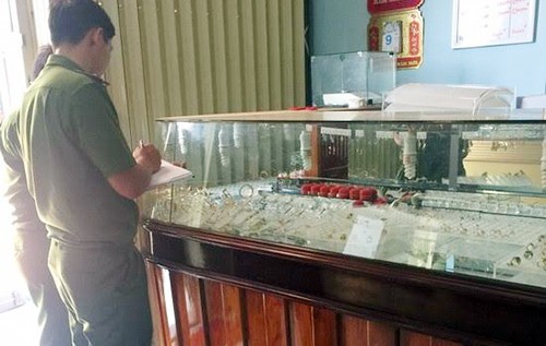 Nghi phạm trộm hơn 100 lượng vàng ở Bình Định sa lưới Tiệm vàng bị nhóm trộm đột nhập. Ảnh: Long Vương.
