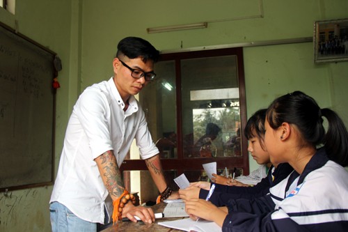 Lớp học của thầy giáo từng 9 lần cai nghiện ma túy không thành Từ đầu gối đến cánh tay của Sỹ chi chít hình xăm từ những năm nghiện ngập. Ảnh: Tiến Hùng.
