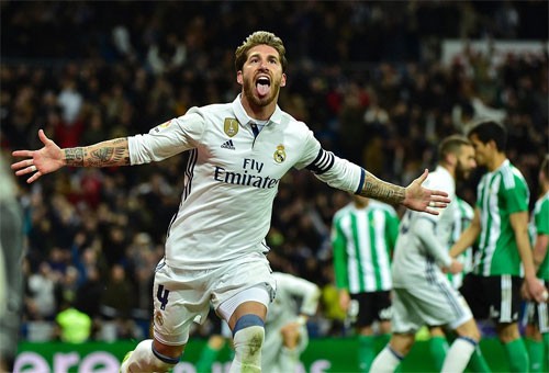 Qua mặt Barca, Real giành lại vị trí dẫn đầu La Liga Duyên ghi bàn của Ramos thường xuyên đem lại lợi ích lớn cho Real. Ảnh: Reuters.