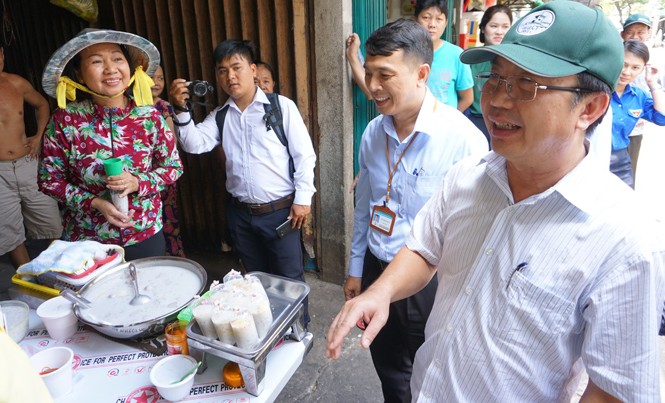 Chủ tịch UBND quận 1: 'Anh Hải sẽ không cô đơn' Ông Trần Thế Thuận, Chủ tịch UBND quận 1 trao đổi với người dân khu vực Cầu Ông Lãnh ngày 14/3.