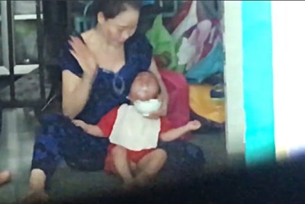 Thứ trưởng Bộ GD&ĐT nói gì về vụ bạo hành trẻ mầm non ở TPHCM Bé trai bị kẹp đầu, liên tục bị đánh khi ăn. Ảnh cắt từ clip.