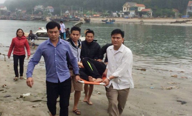 Thả lưới mắc phải đá ngầm, 4 ngư dân thương vong Lực lượng Bộ đội Biên phòng tiếp ứng đưa các nạn nhân vào bờ.