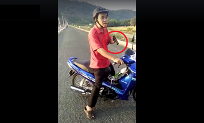 Phó phòng nông nghiệp rút súng dọa dân Người cầm súng bắn đạn cao su dọa dân là Phó Phòng NN huyện Tri Tôn (ảnh cắt clip)