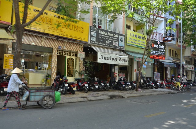 Thanh niên bị chém gục trên đường, cạnh khẩu súng ngắn Địa điểm xảy ra vụ ẩu đả khiến anh Dũng bị chém trọng thương.