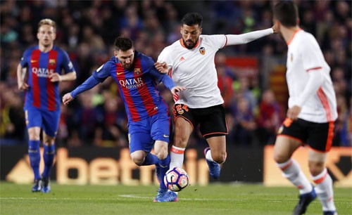 Messi lập cú đúp, Barca thắng đậm Valencia Messi đóng vai trò quyết định trong chiến thắng của Barca. Ảnh: Reuters.