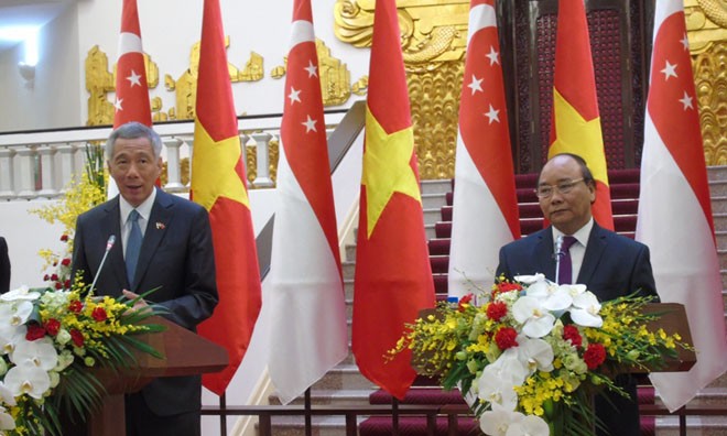 Thủ tướng Lý Hiển Long: 'Cần tôn trọng quyền tự do hàng hải ở biển Đông' Thủ tướng Nguyễn Xuân Phúc và Thủ tướng Singapore Lý Hiển Long.