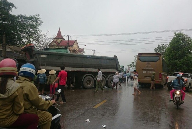Xe 'hổ vồ' đâm đuôi xe khách, 'nuốt chửng' xe máy Hiện trường vụ tai nạn.