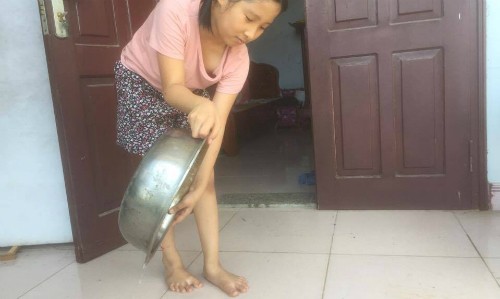 Cuộc sống cư dân Hà thành đảo lộn vì nắng nóng Con gái chị Phương (Hoài Đức, Hà Nội) phải dội nước lên nóc tầng thượng để làm mát nhà. Ảnh: Vương Linh.