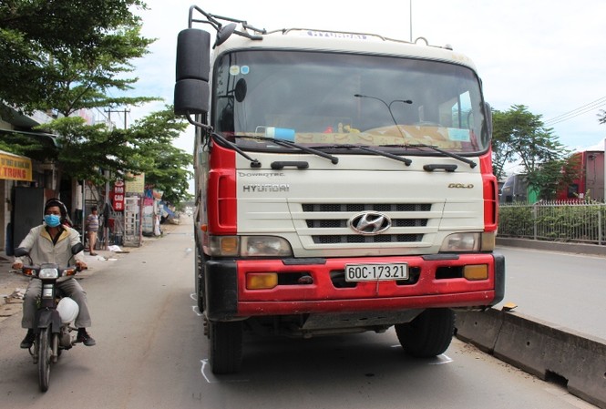 Người phụ nữ chết thảm khi bị xe ben kéo lê 100m Hiện trường tai nạn.