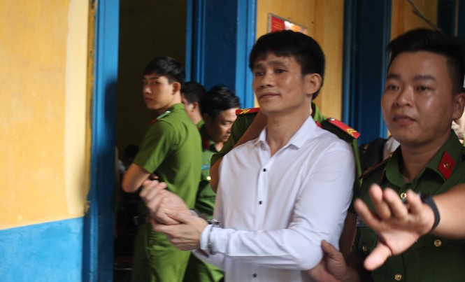 Cha giết con rồi chôn xác phi tang Nguyễn Mình Tâm – kẻ giết con ruột mình rồi phi tang tại phiên tòa sáng 7/6. Ảnh: Tân Châu.