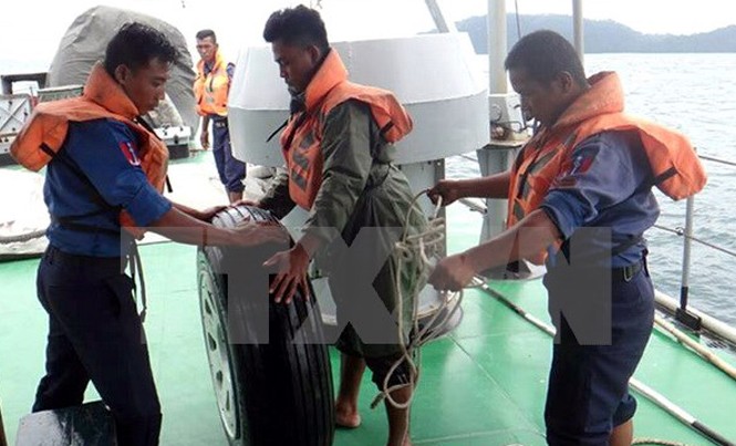 Bản tin 20H: Hàng chục cô gái bị đưa sang nước ngoài bán dâm Lực lượng cứu hộ vớt được một chiếc bánh xe của máy bay quân sự bị mất tích ở ngoài khơi tỉnh Launglon ngày 8/6. Ảnh: THX/TTXVN.
