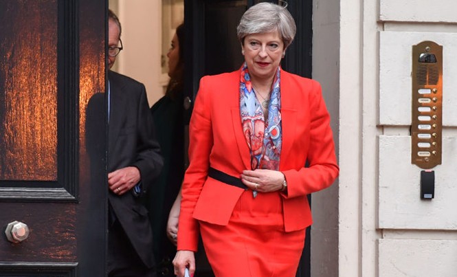 Bầu cử Anh: Ván cược thất bại của bà May Thủ tướng Anh Theresa May hôm qua rời trụ sở đảng Bảo thủ ở London. Ảnh: Getty Images.