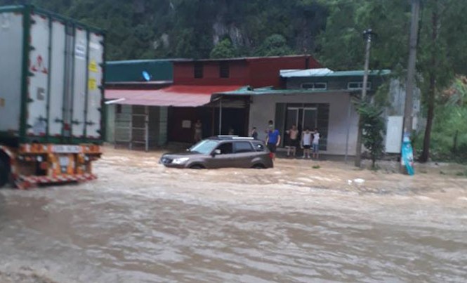 Mưa lớn, cửa khẩu Tân Thanh ngập trong biển nước Chỉ một cơn mưa, nước đã ngập sâu làm xe gầm thấp chết máy. Ảnh: TL.