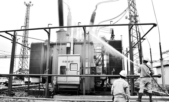 Truyền tải điện Hà Nội gồng mình trong nắng nóng Hạ nhiệt độ MBA khẩn cấp bằng công nghệ vệ sinh cách điện hotline, phun nước kỹ thuật trực tiếp lên toàn bộ MBA.