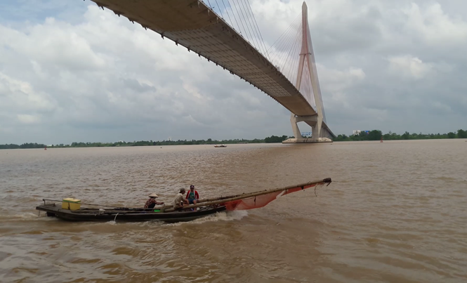 Người phụ nữ hai lần thuê xe chở tới cầu Cần Thơ tự vẫn Người nhà đang tuy tìm thi thể chị T.