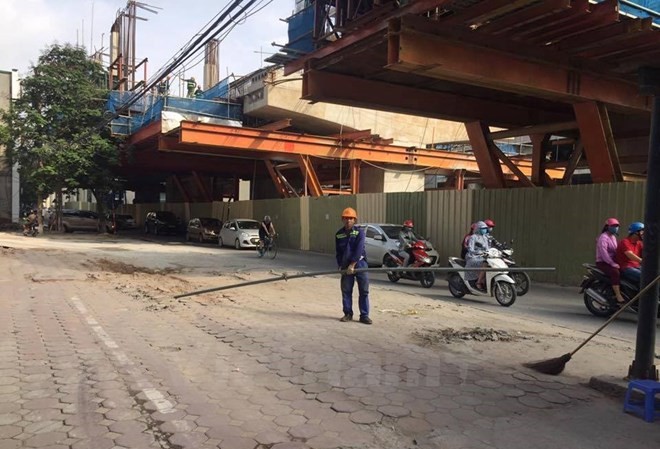 Ống tuýp thép dài 3 mét rơi từ dự án đường sắt đô thị Hiện trường nơi xảy ra vụ việc.