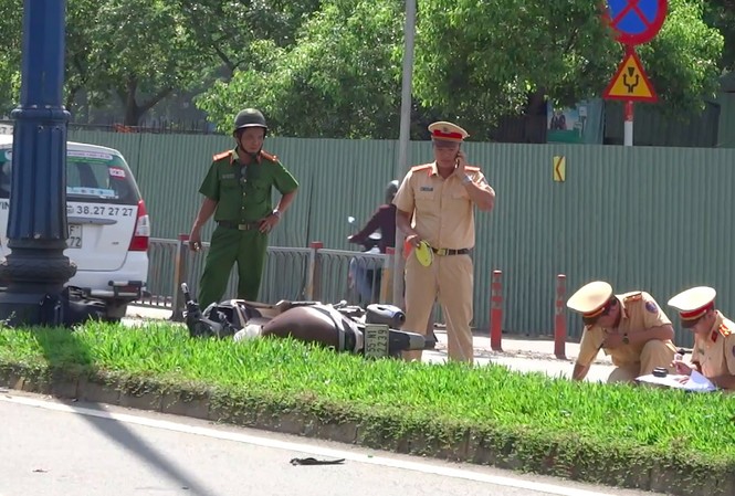 Húc dải phân cách, người phụ nữ chết thảm Lực lượng chức năng điều tra vụ việc.