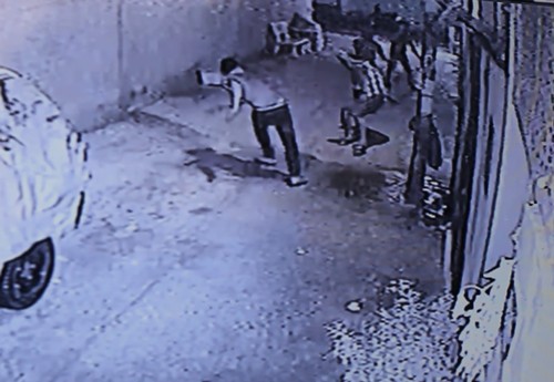 Thanh niên bị đánh chết khi vừa rời nhà bạn gái Nhóm thanh niên đánh hội đồng nạn nhân đến chết. Ảnh: Cắt từ clip.