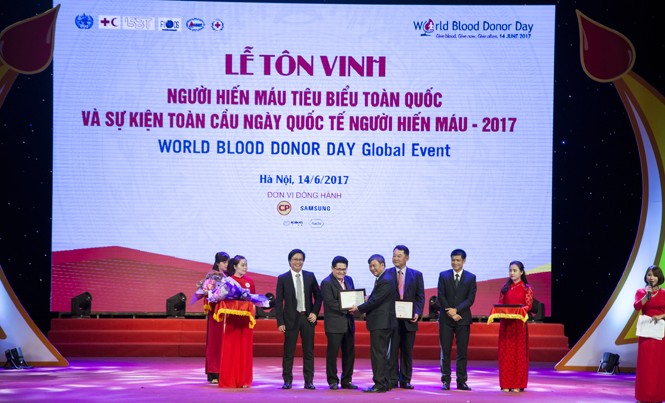 Tôn vinh 100 người hiến máu tình nguyện tiêu biểu Ông Montri Suwanposri, Tổng giám đốc C.P. Việt Nam nhận Chứng nhận là Đơn vị đồng hành cùng chương trình Tôn vinh Người hiến máu tiêu biểu toàn Quốc và Sự kiện Toàn cầu ngày Quốc tế Người hiến máu 2017.