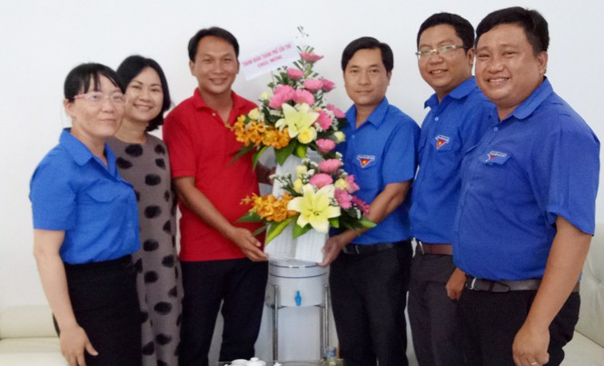 Thành Đoàn Cần Thơ chúc mừng báo Tiền Phong Thành Đoàn Cần Thơ và cán bộ, phóng viên báo Tiền Phong tại Cần Thơ chụp ảnh lưu niệm.