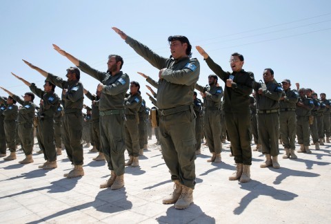 Khi thành lũy của IS sụp đổ, Mỹ sẽ đối đầu trực tiếp với Iran Lực lượng Syria được Mỹ đào tạo dự kiến được cử đến Raqqa – thành trì của IS ở Syria. Ảnh: Goran Tomasevic.
