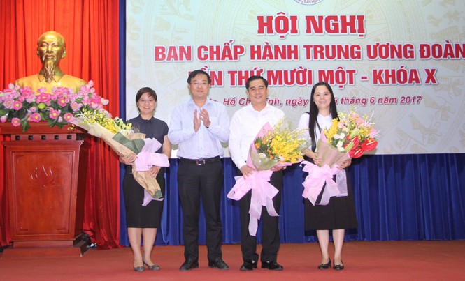 Bí thư thứ nhất T.Ư Đoàn Lê Quốc Phong: Về đích nhiều nhất các chỉ tiêu, nhiệm vụ Bí thư thứ nhất T.Ư Đoàn Lê Quốc Phong tặng hoa chúc mừng 3 người được bầu bổ sung vào Ban Thường vụ T.Ư Đoàn khóa X. Ảnh: Ngô Tùng.